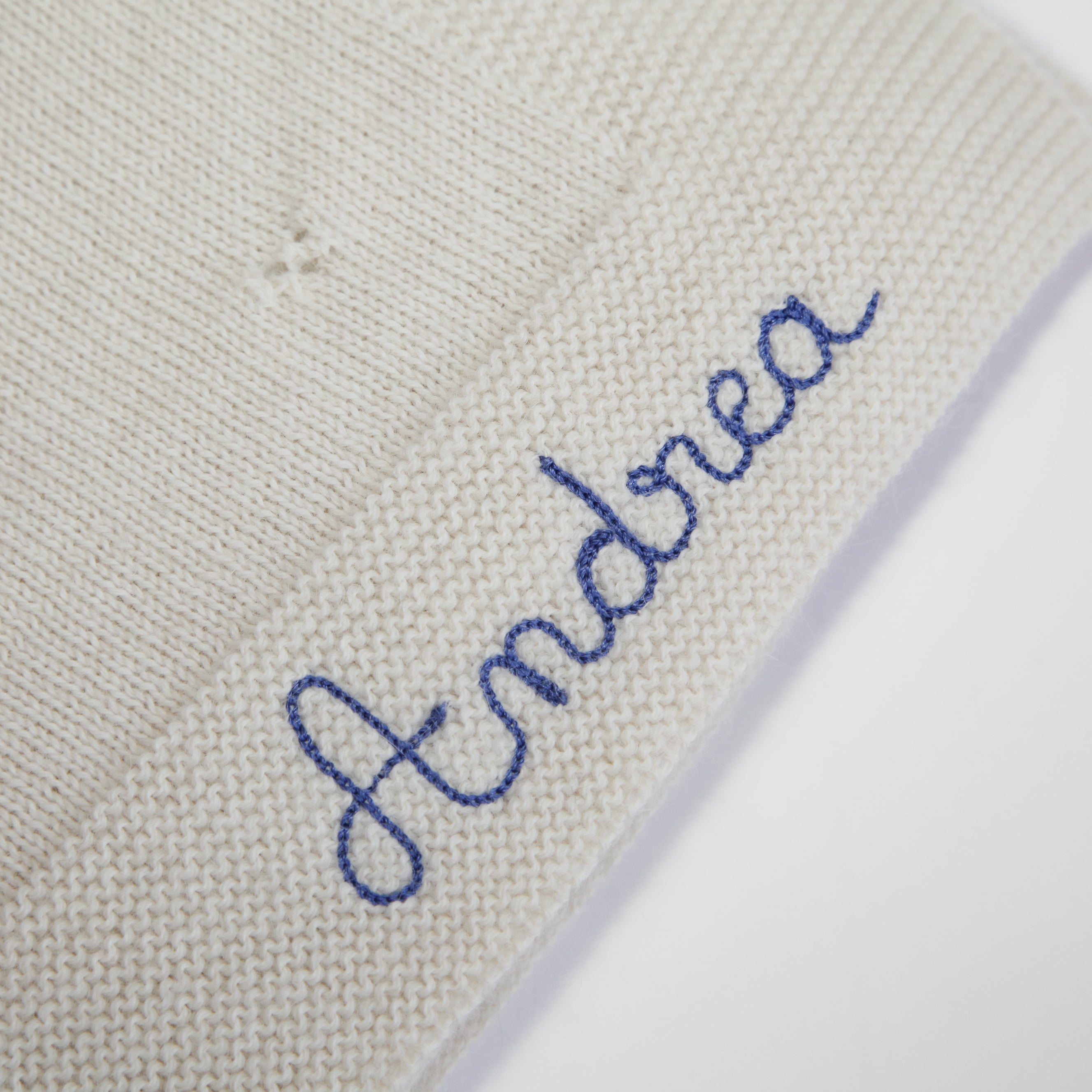 Couverture Petits Coeurs, couleur Naturelle, avec broderie Bleue Denim