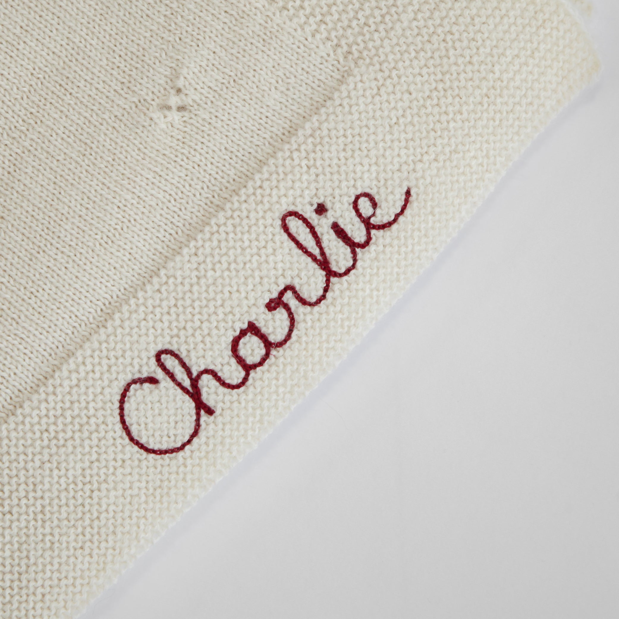 Couverture Petits Coeurs, couleur Naturelle, avec broderie Rouge Grenat