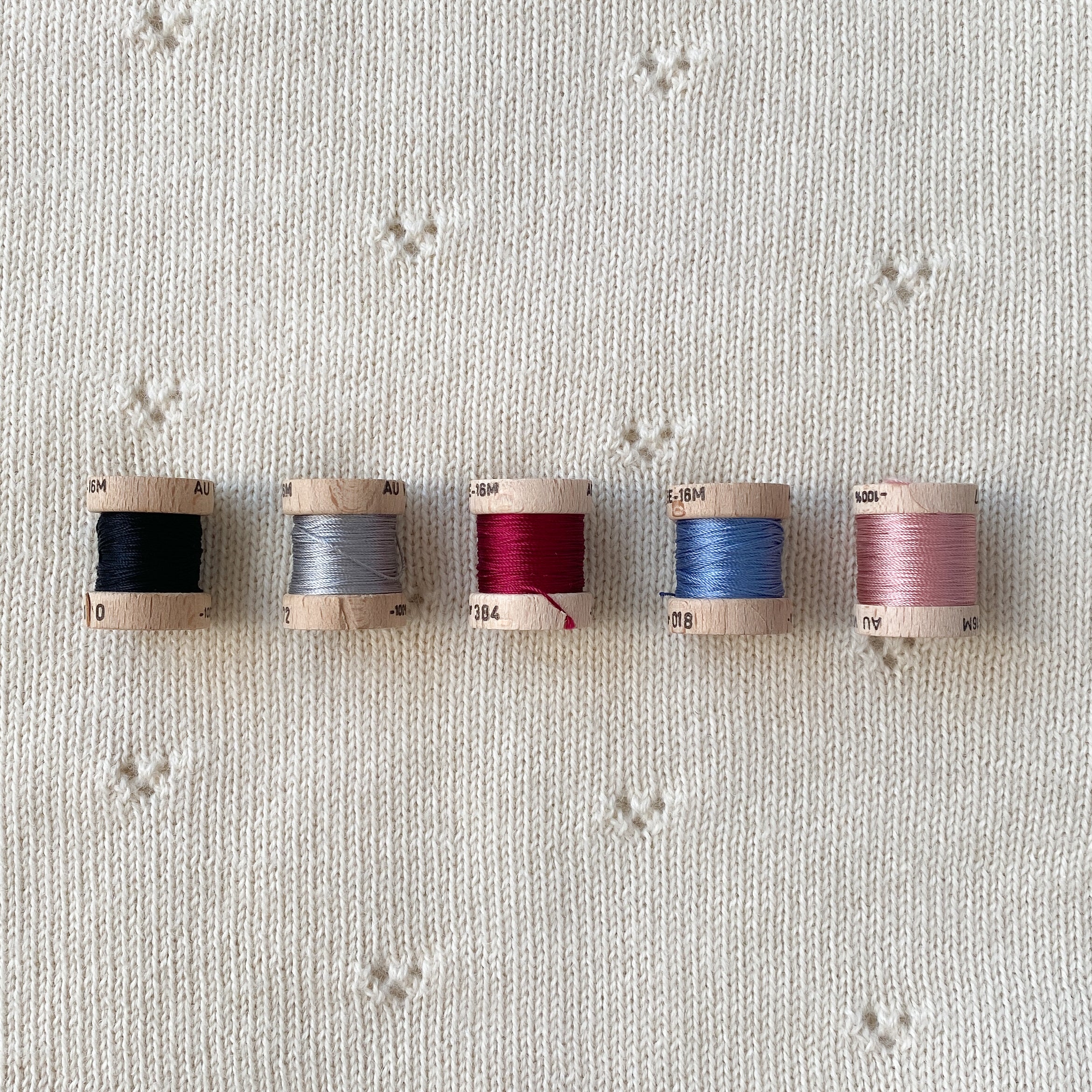 Couverture Petits Coeurs, couleur Naturelle, avec broderie Bleue Denim