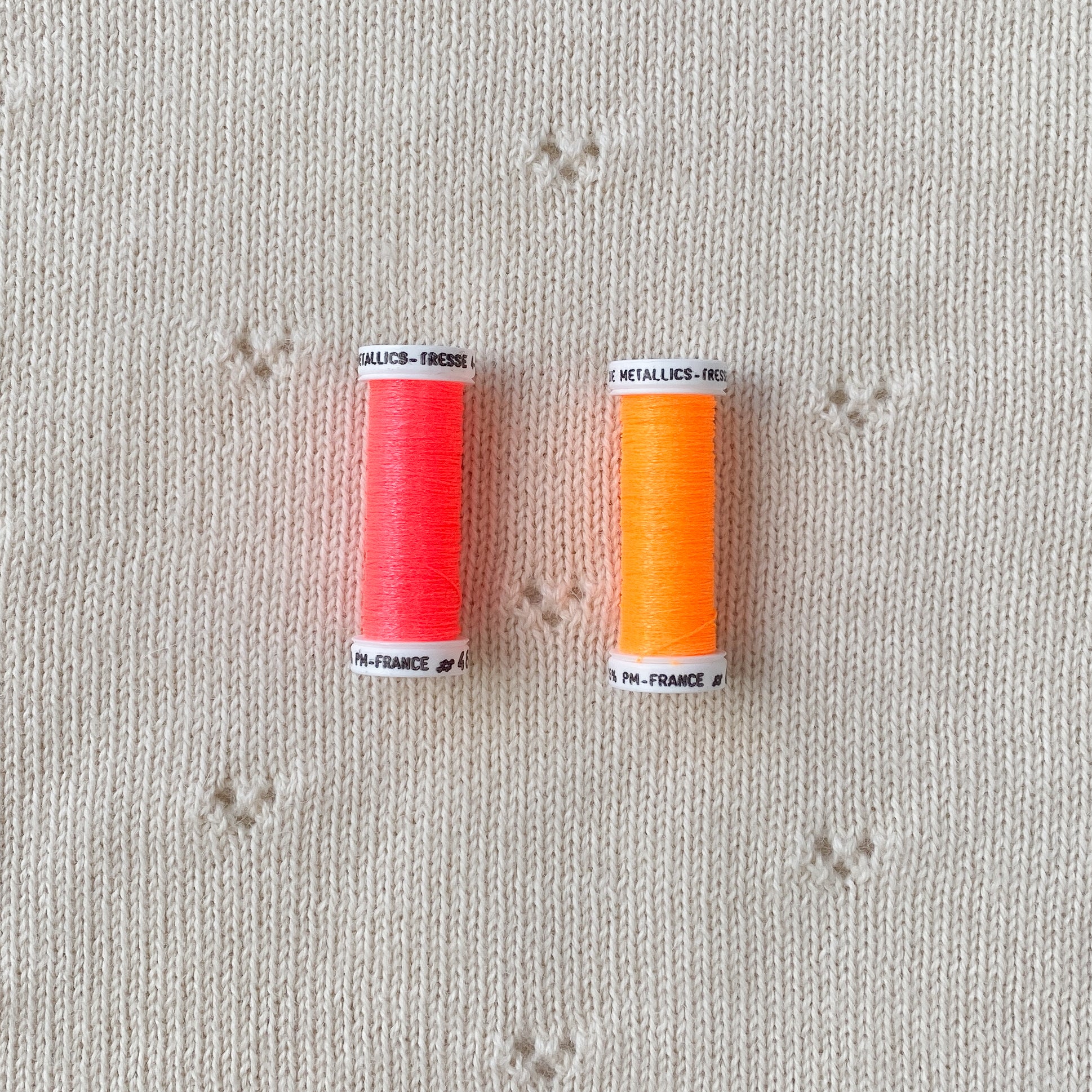 Couverture Petits Coeurs, couleur Naturelle, avec broderie Fluo Rose