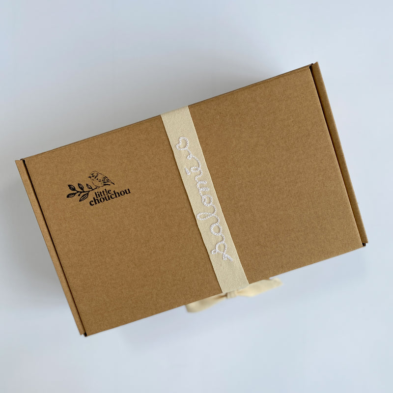 Broderie au prénom sur le ruban de fermeture du coffret