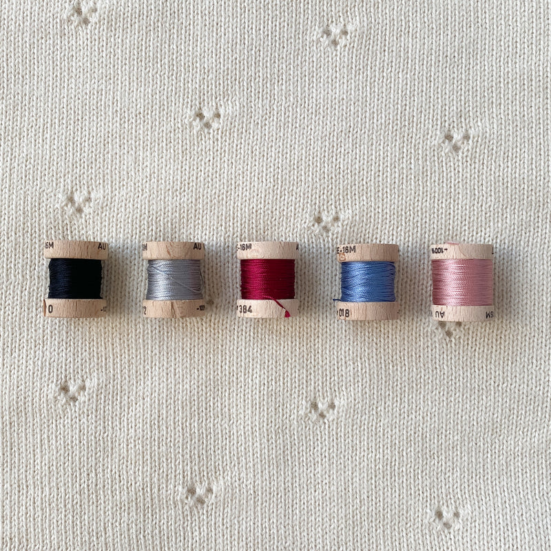 Couverture Petits Coeurs, couleur Naturelle, avec broderie Rouge Grenat