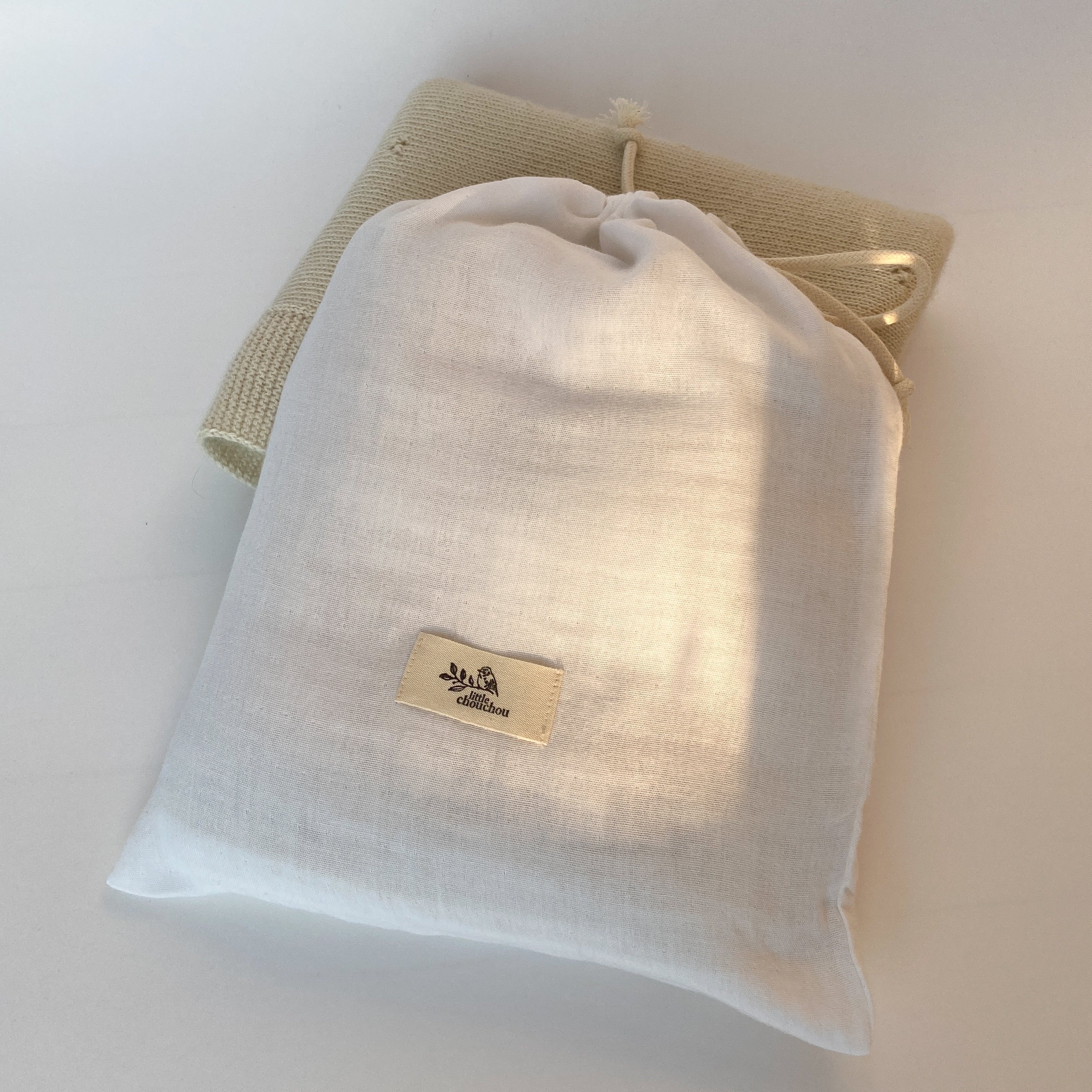 Couverture Petits Coeurs, couleur Naturelle, avec broderie Fluo Rose