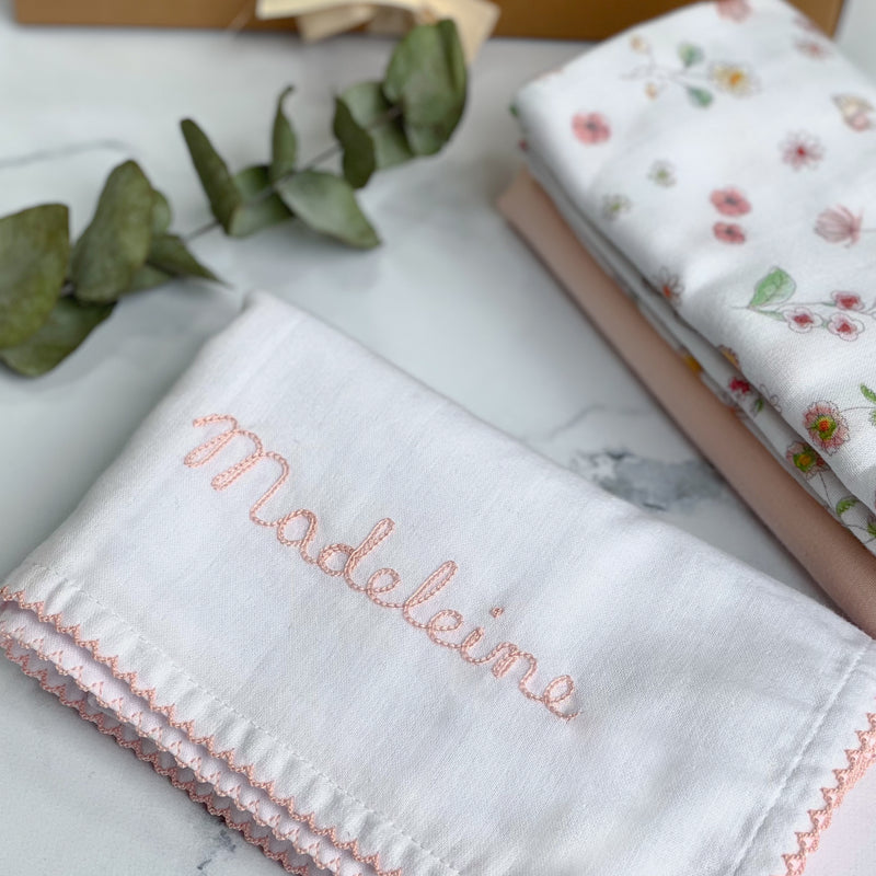 Lange blanc Picot Pivoine brodé au prénom