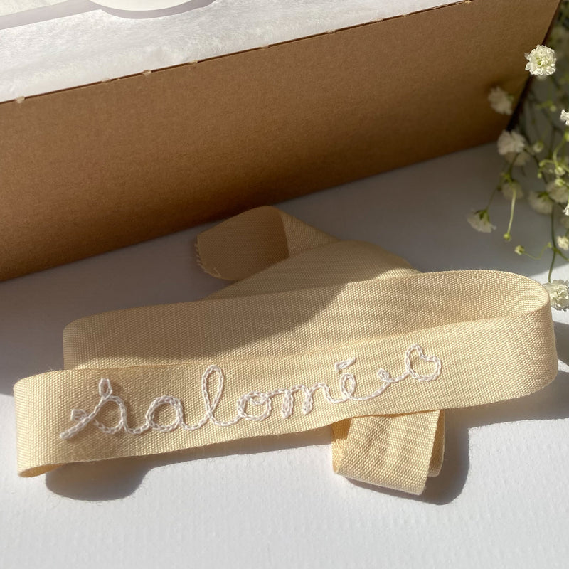 Broderie au prénom sur le ruban de fermeture du coffret