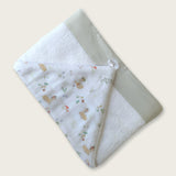 Maxi cape de bain, motif Sous-bois / Galet brodée au prénom