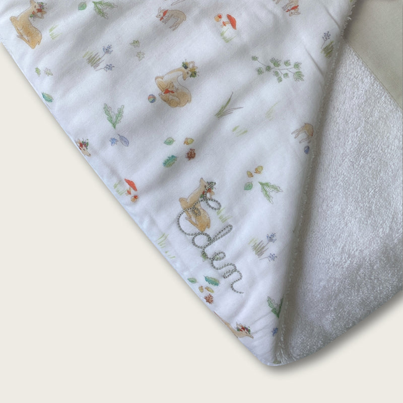 Maxi cape de bain, motif Sous-bois / Galet brodée au prénom