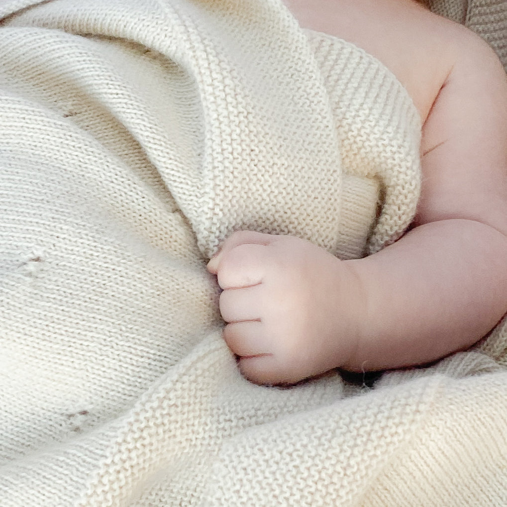 Couverture Petits Coeurs, couleur Naturelle, avec broderie Bleue Denim