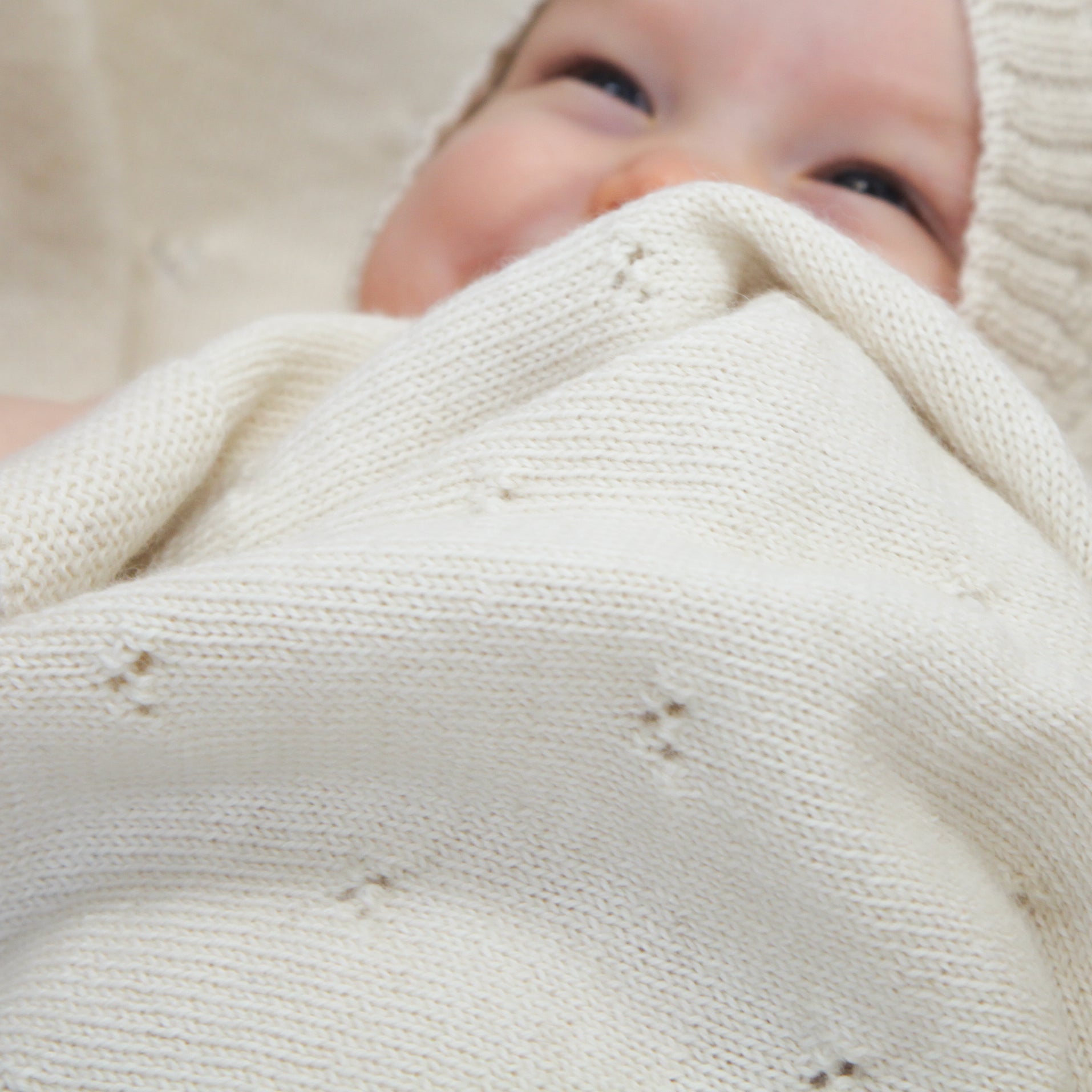 Couverture Petits Coeurs, couleur Naturelle, avec broderie Bleue Denim